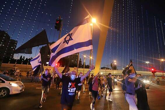 "הצענו להם מסלולים חלופיים", המפגינים על גשר המיתרים // צילום: יהונתן שאול